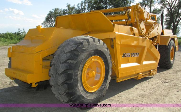 image for item H1241 1985 John Deere 762 scraper