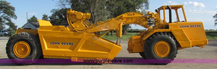 image for item H1241 1985 John Deere 762 scraper