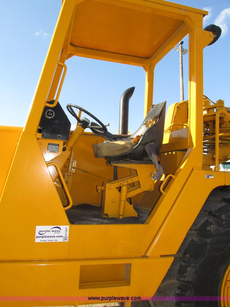 image for item H1241 1985 John Deere 762 scraper