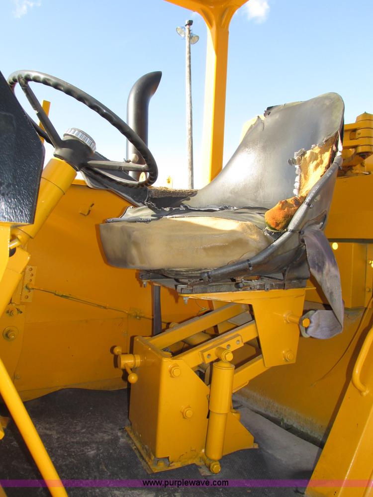 image for item H1241 1985 John Deere 762 scraper