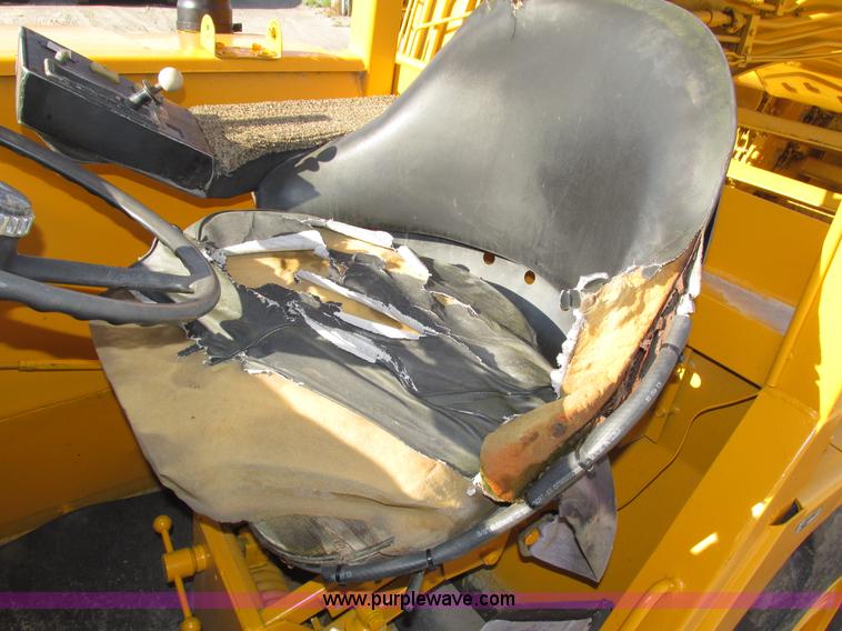 image for item H1241 1985 John Deere 762 scraper