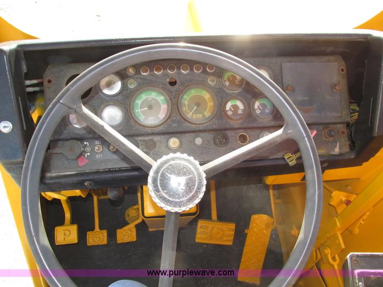 image for item H1241 1985 John Deere 762 scraper