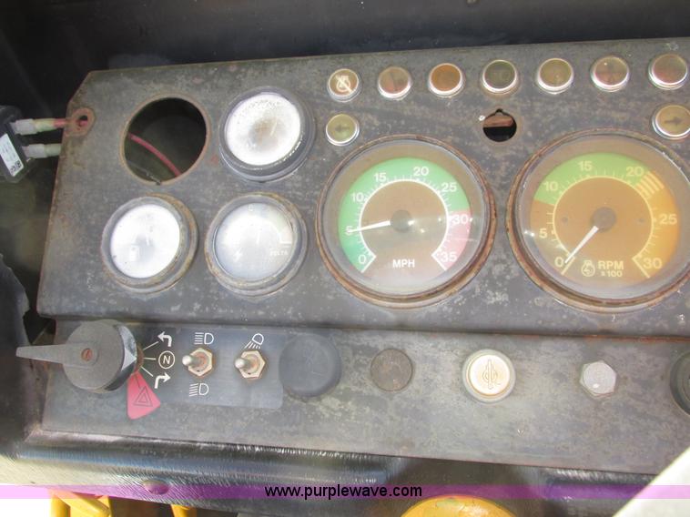 image for item H1241 1985 John Deere 762 scraper