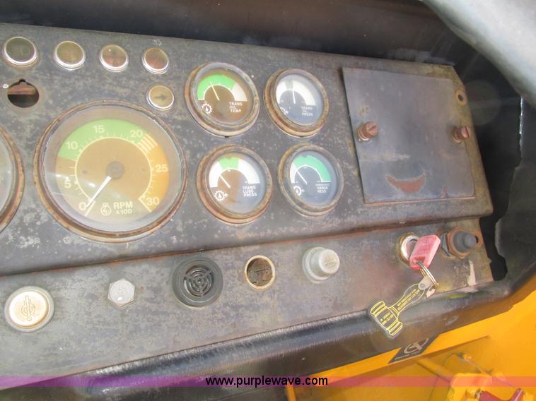 image for item H1241 1985 John Deere 762 scraper