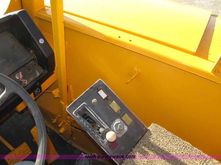 image for item H1241 1985 John Deere 762 scraper