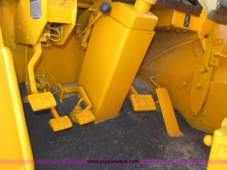 image for item H1241 1985 John Deere 762 scraper