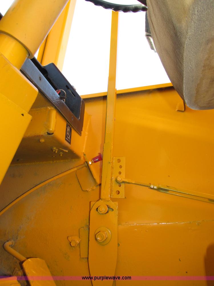 image for item H1241 1985 John Deere 762 scraper