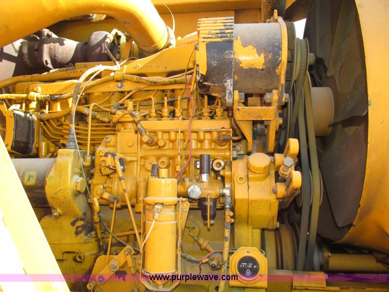 image for item H1241 1985 John Deere 762 scraper