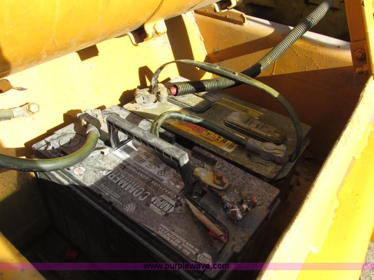 image for item H1241 1985 John Deere 762 scraper