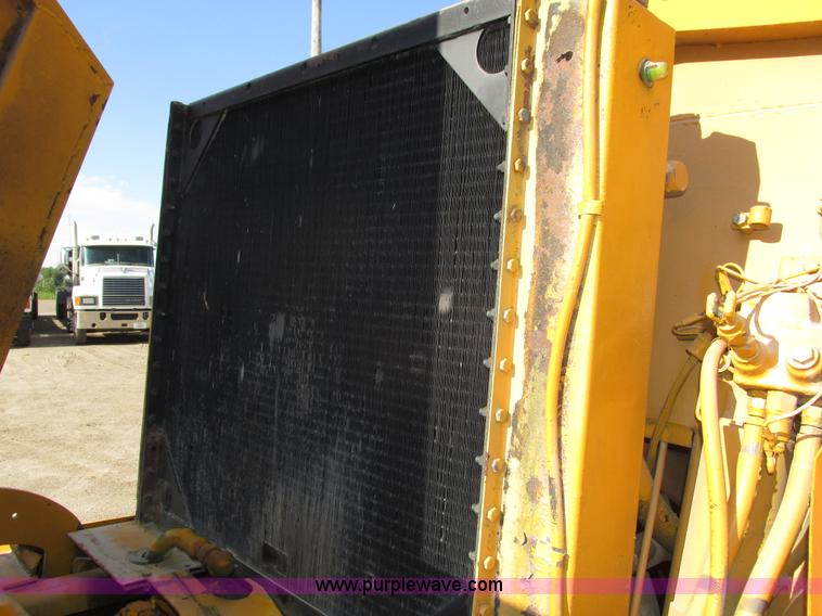 image for item H1241 1985 John Deere 762 scraper