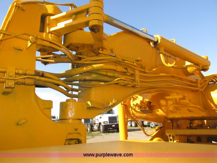 image for item H1241 1985 John Deere 762 scraper