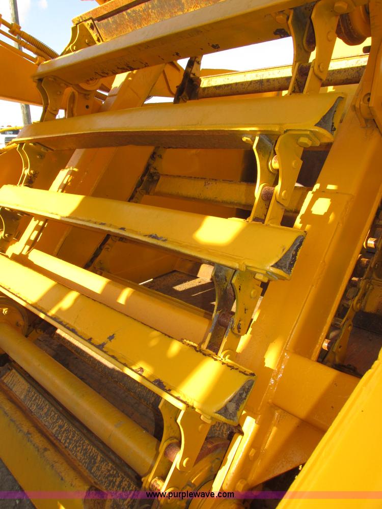 image for item H1241 1985 John Deere 762 scraper