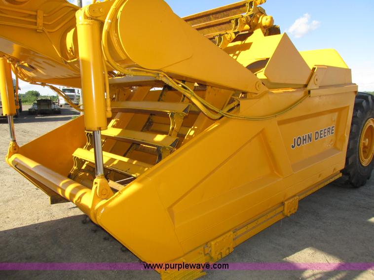 image for item H1241 1985 John Deere 762 scraper