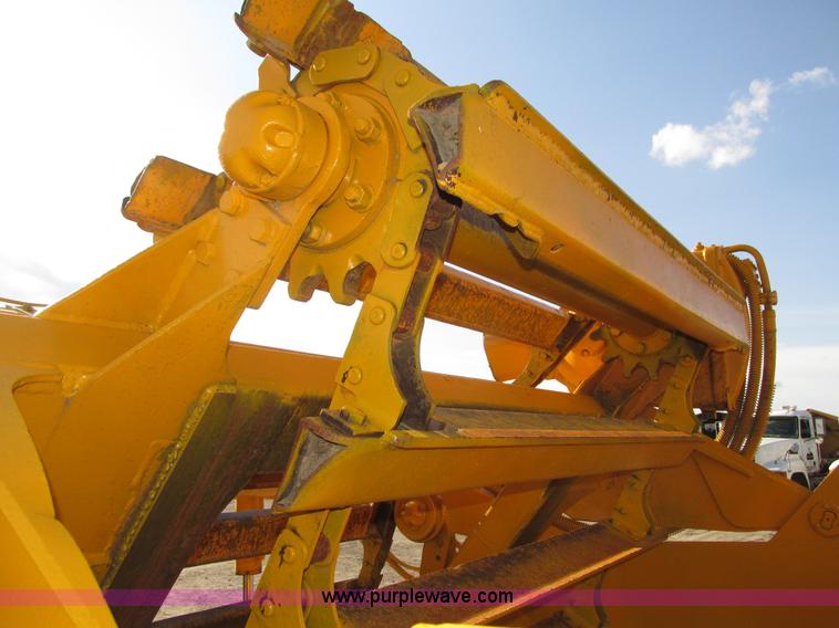 image for item H1241 1985 John Deere 762 scraper