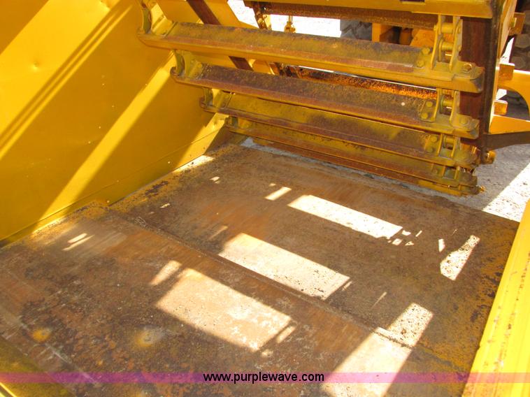 image for item H1241 1985 John Deere 762 scraper