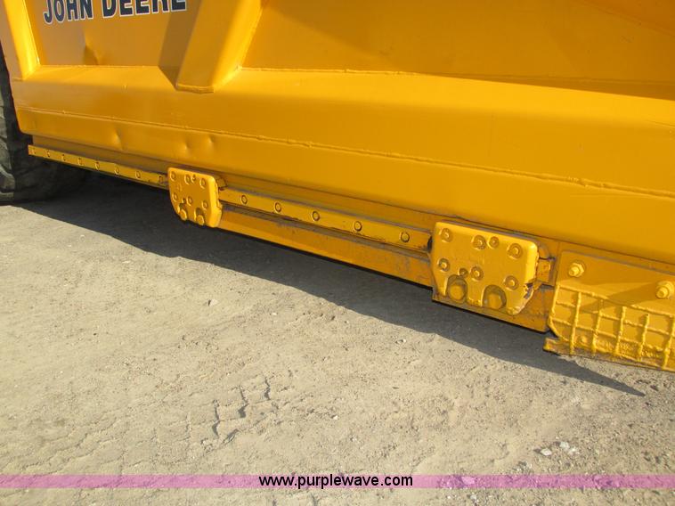 image for item H1241 1985 John Deere 762 scraper