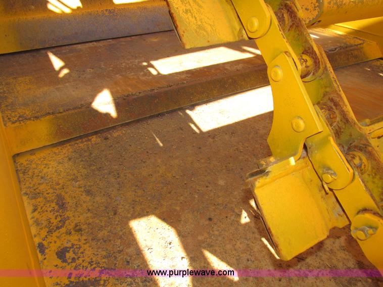 image for item H1241 1985 John Deere 762 scraper