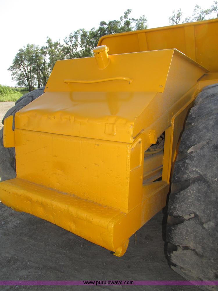 image for item H1241 1985 John Deere 762 scraper
