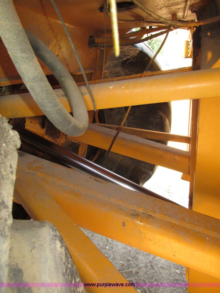 image for item H1241 1985 John Deere 762 scraper