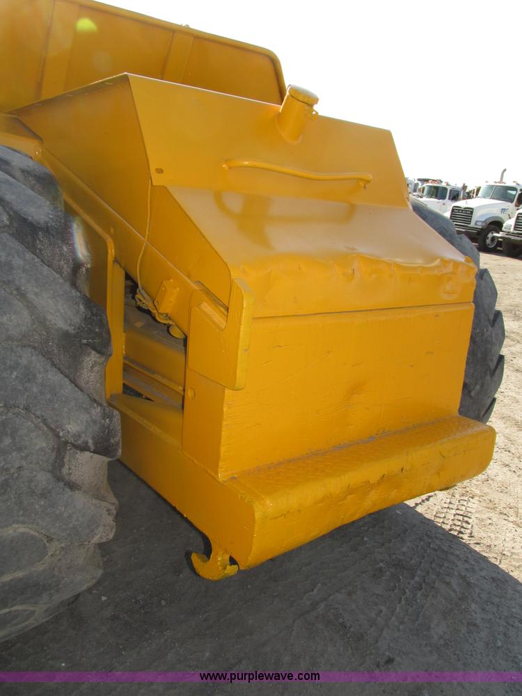image for item H1241 1985 John Deere 762 scraper