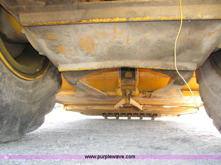 image for item H1241 1985 John Deere 762 scraper