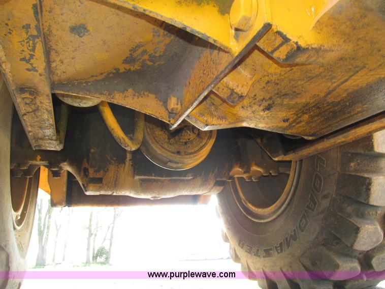 image for item H1241 1985 John Deere 762 scraper