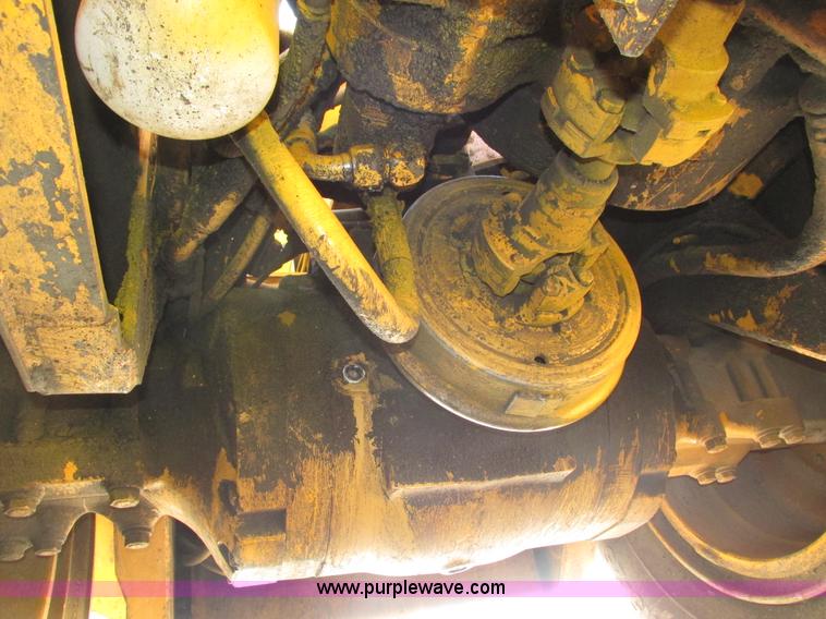 image for item H1241 1985 John Deere 762 scraper