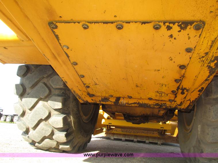 image for item H1241 1985 John Deere 762 scraper