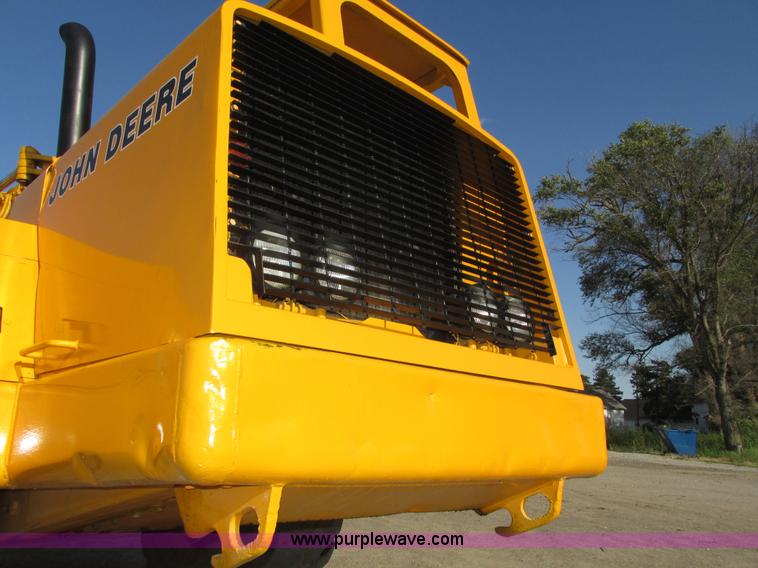 image for item H1241 1985 John Deere 762 scraper