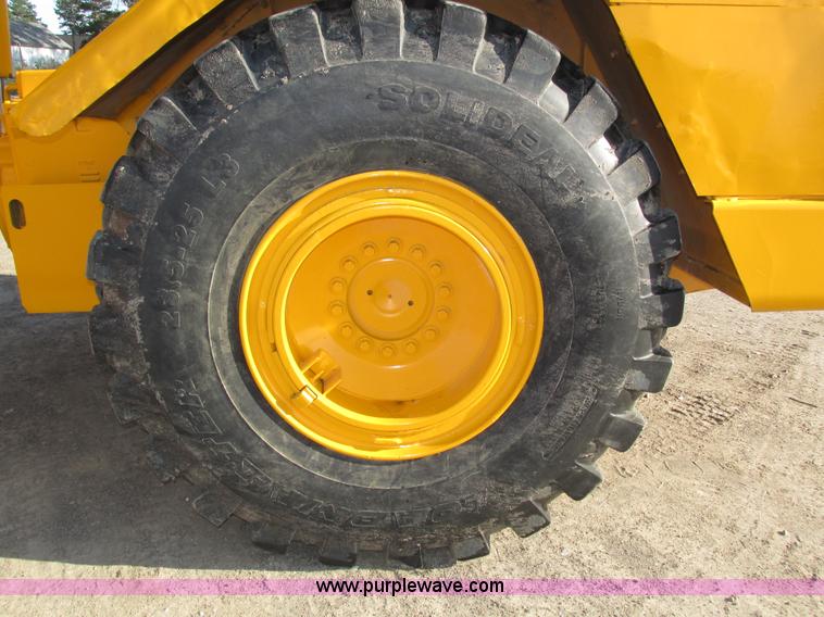 image for item H1241 1985 John Deere 762 scraper