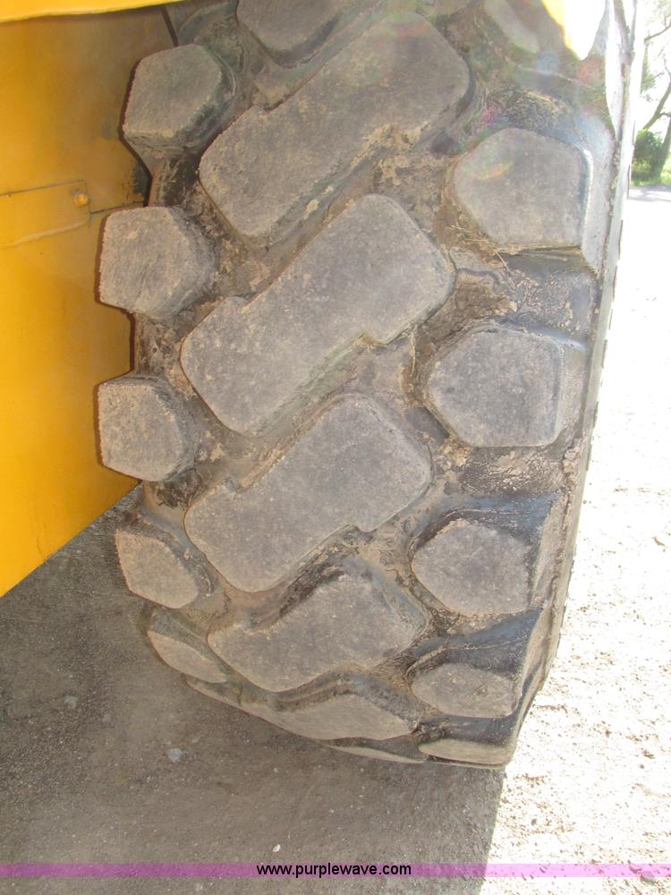 image for item H1241 1985 John Deere 762 scraper