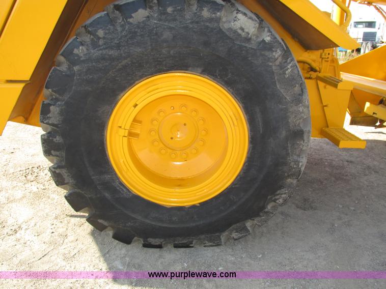 image for item H1241 1985 John Deere 762 scraper