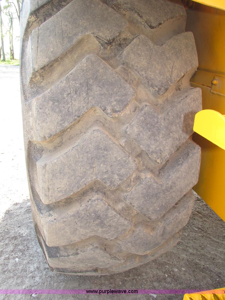 image for item H1241 1985 John Deere 762 scraper