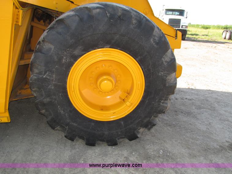 image for item H1241 1985 John Deere 762 scraper