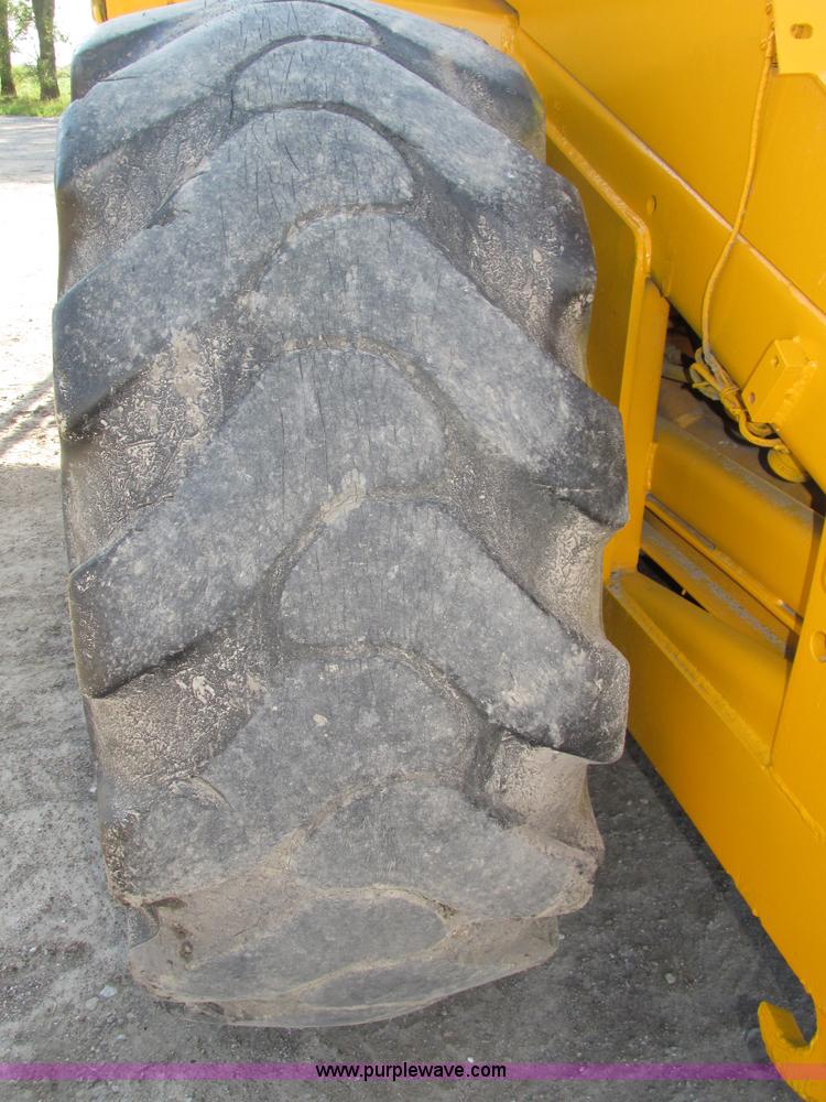 image for item H1241 1985 John Deere 762 scraper