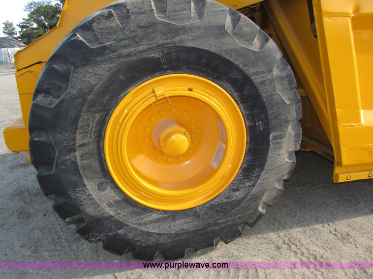 image for item H1241 1985 John Deere 762 scraper