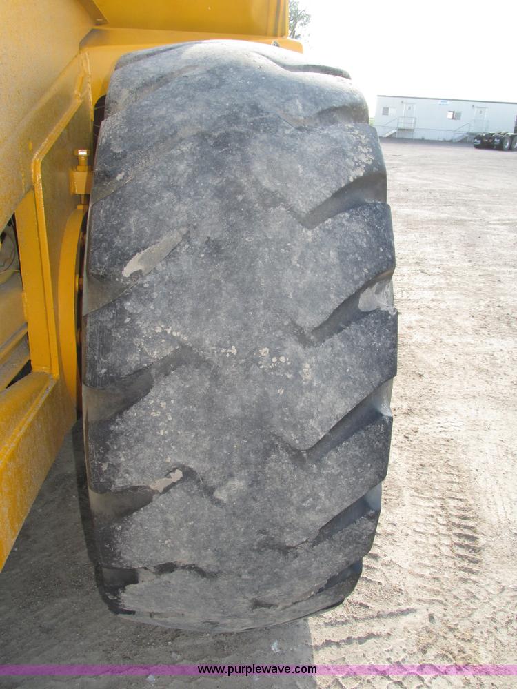 image for item H1241 1985 John Deere 762 scraper