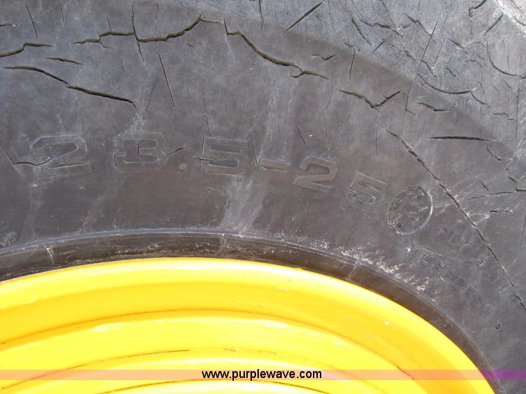 image for item H1241 1985 John Deere 762 scraper