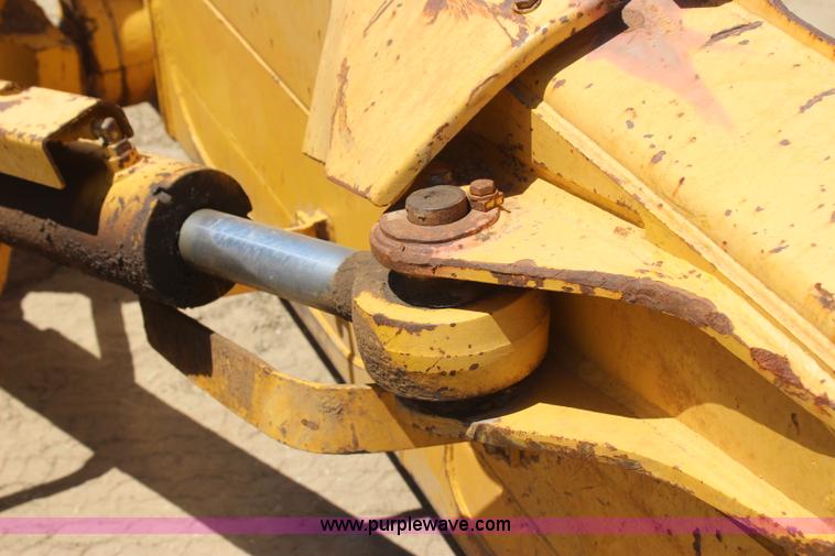 image for item I1586 2006 Komatsu D41P-6 pipelayer