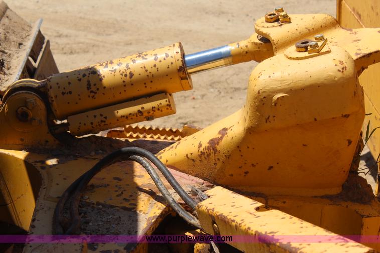 image for item I1586 2006 Komatsu D41P-6 pipelayer