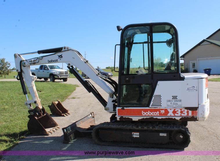 image for item J3703 1999 Bobcat X331 compact excavator