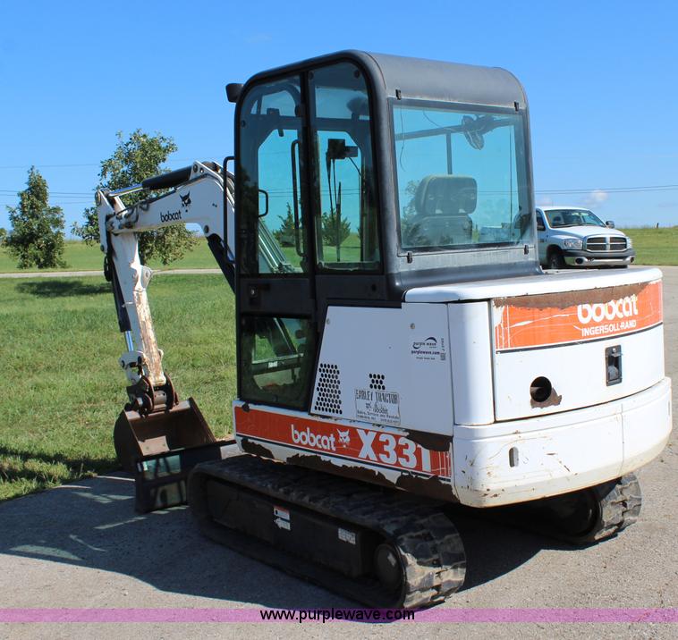 image for item J3703 1999 Bobcat X331 compact excavator