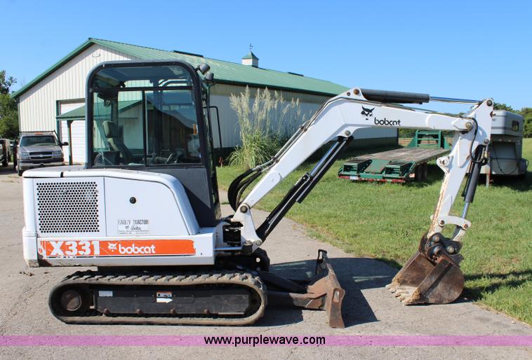 image for item J3703 1999 Bobcat X331 compact excavator