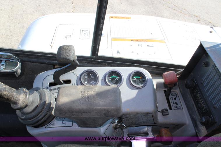 image for item J3703 1999 Bobcat X331 compact excavator