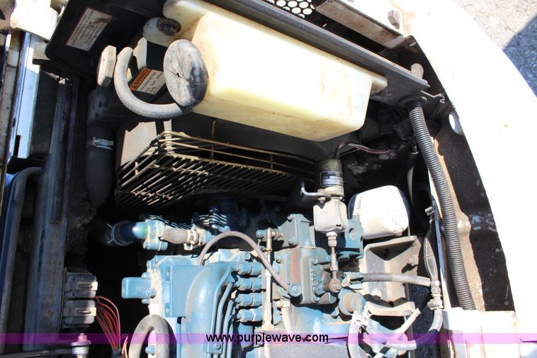 image for item J3703 1999 Bobcat X331 compact excavator