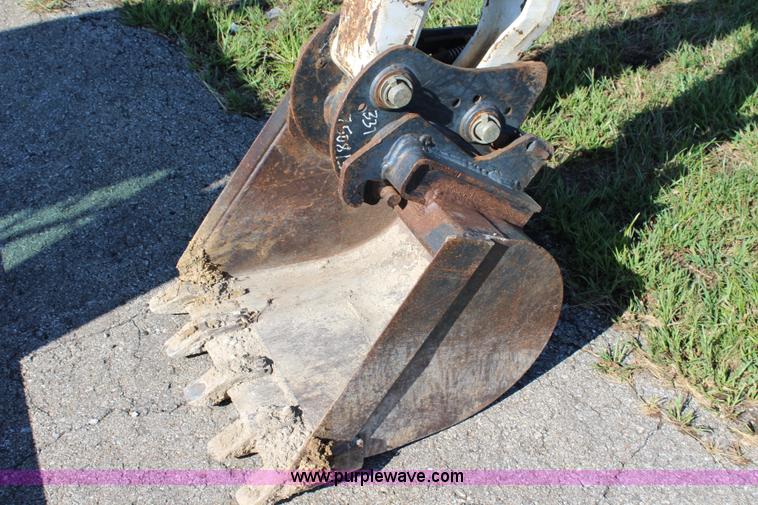 image for item J3703 1999 Bobcat X331 compact excavator