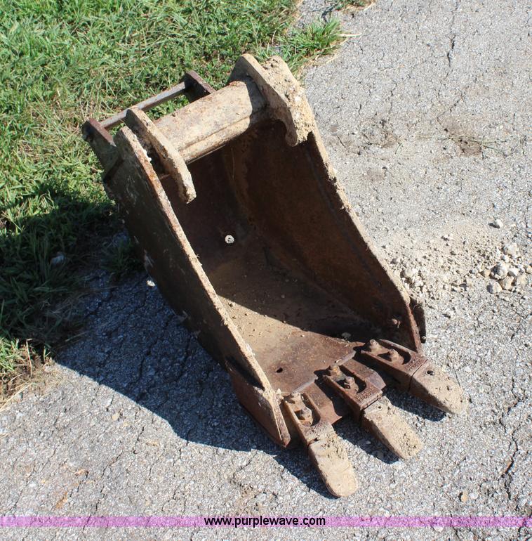 image for item J3703 1999 Bobcat X331 compact excavator