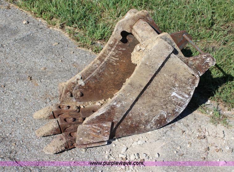 image for item J3703 1999 Bobcat X331 compact excavator