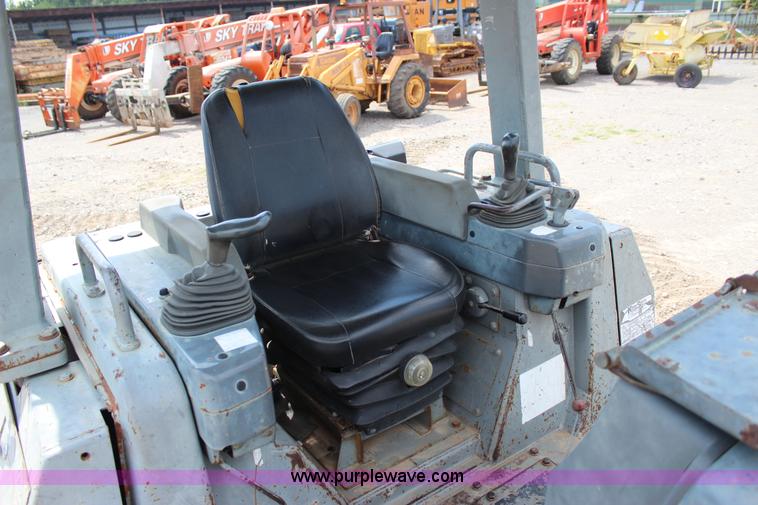 image for item J4431 2001 Komatsu D41E-6 dozer