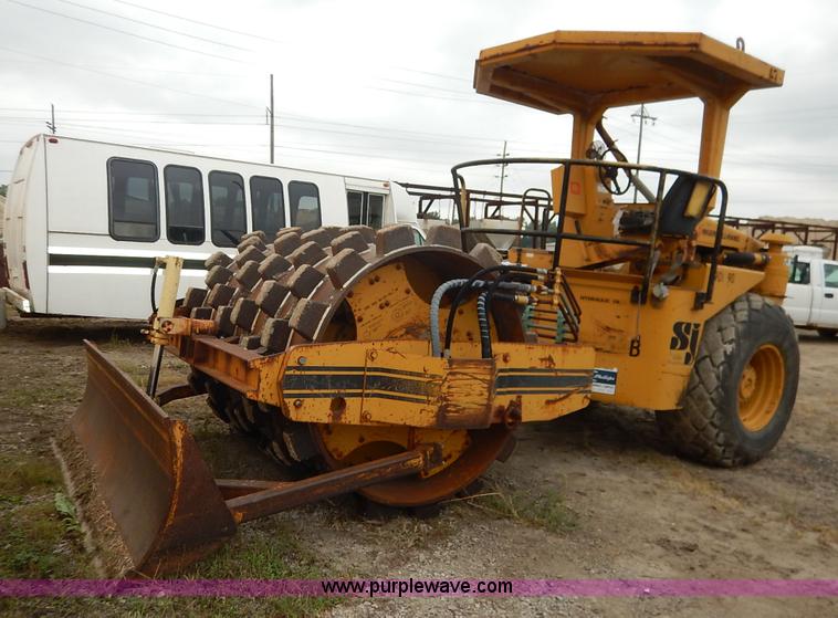 image for item J6412 1985 Ingersoll Rand SPF-56B articulated single drum vibratory compactor